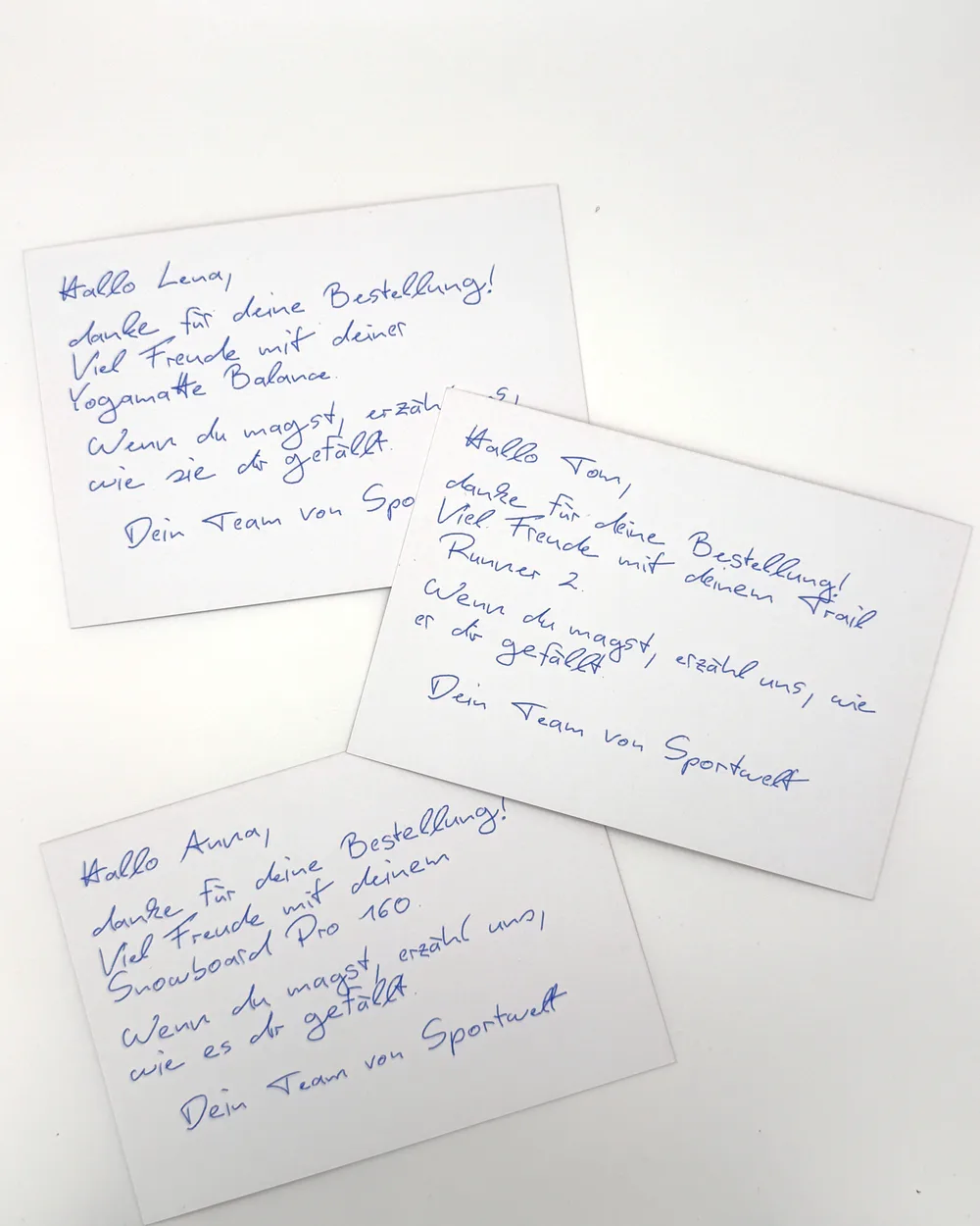 Drei handgeschriebene Karten derselben Vorlage: Hallo Lena, Hallo Tom, Hallo Anna, jeweils mit eigenem Produkt