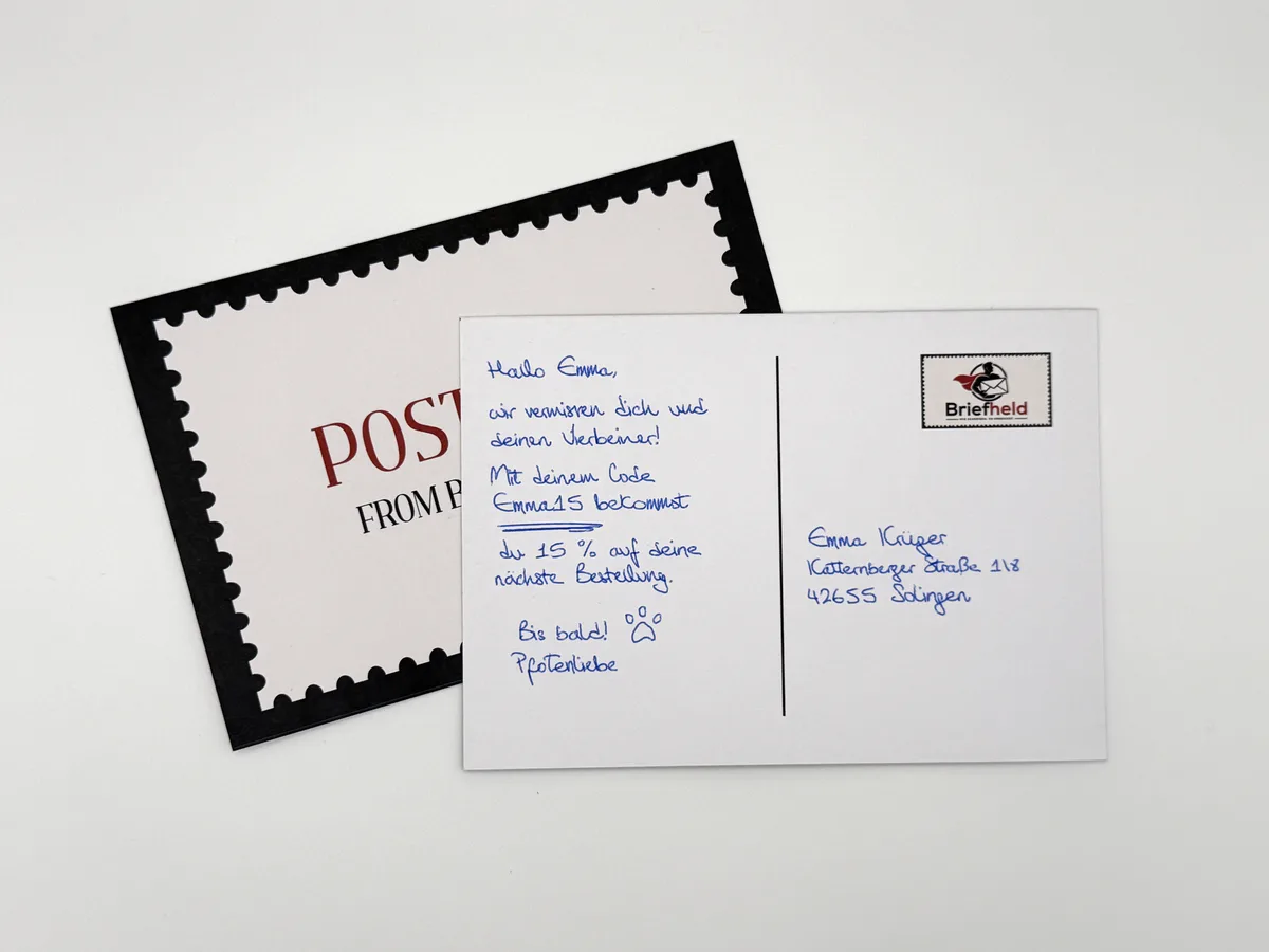 A6 Postkarte mit handgeschriebener Nachricht, Adresse und Briefmarke