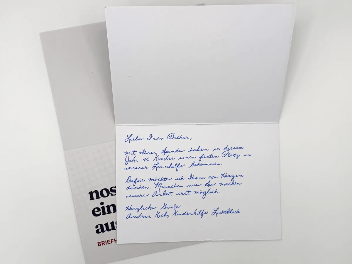 Aufgeklappte A6 Klappkarte im Querformat, innen handgeschrieben